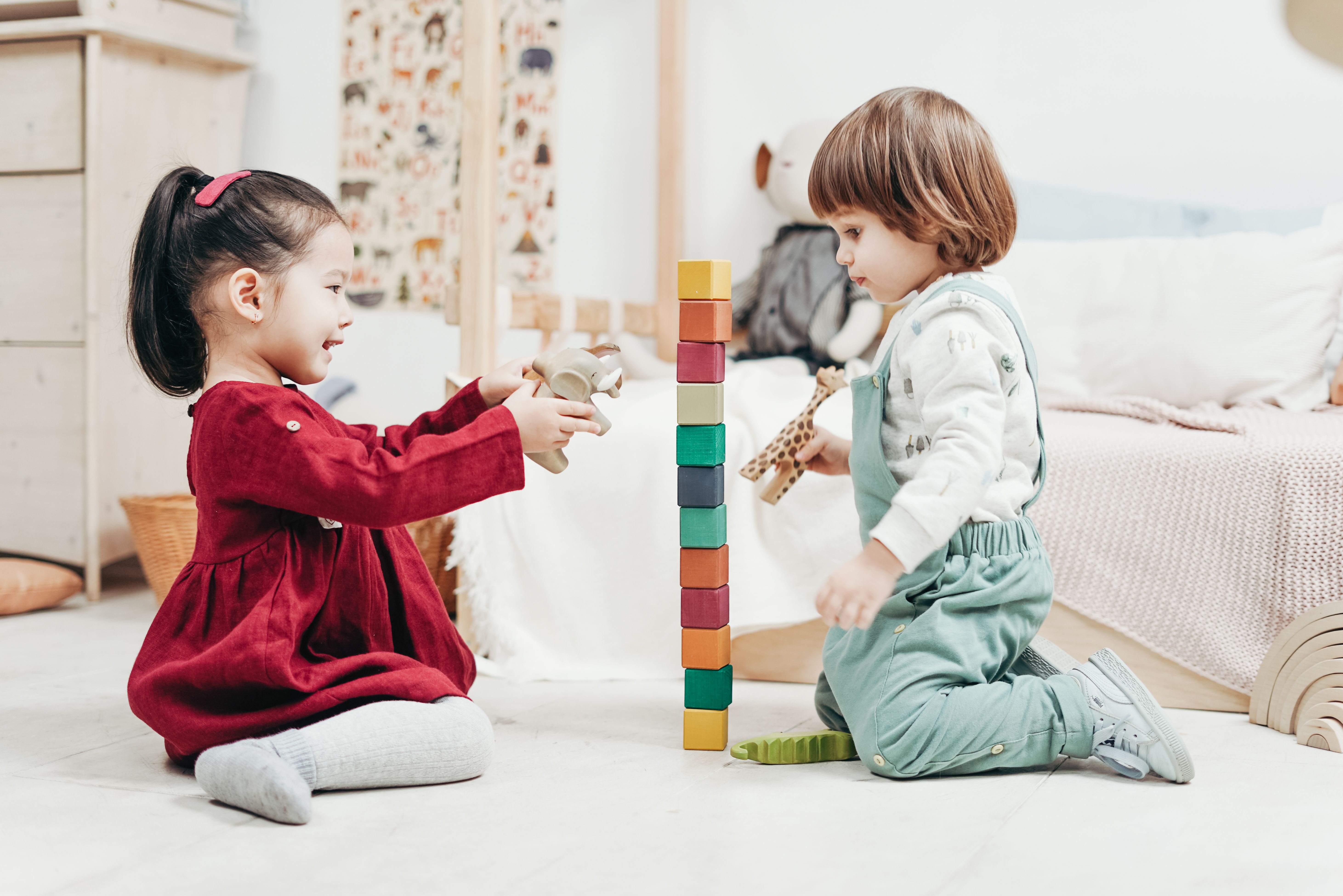 Assistante maternelle à Aigueperse accompagnant un enfant en activité d'éveil